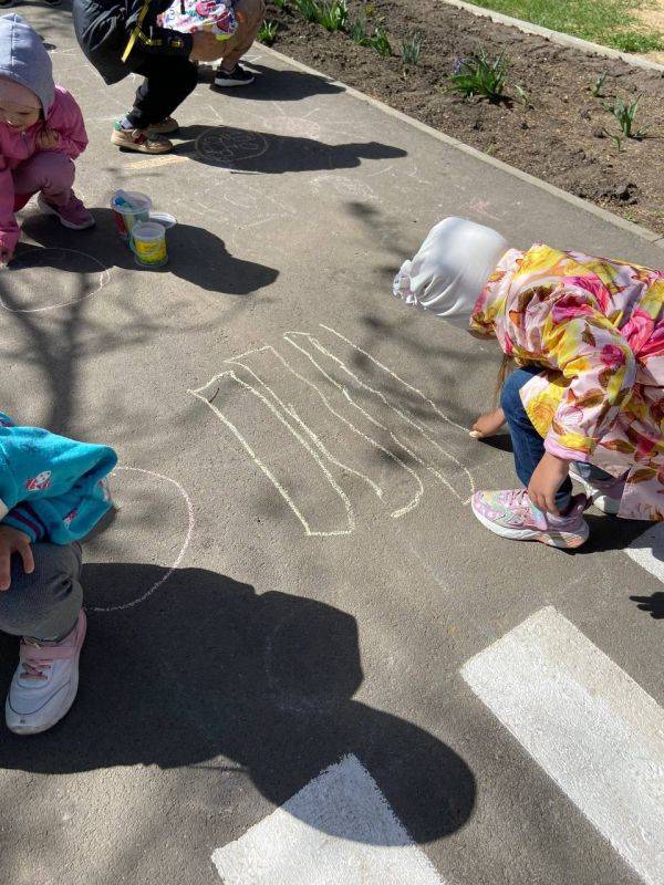 В Белгородской области воспитанники дошкольных организаций создали меловые инсталляции с призывом к дорожной безопасности