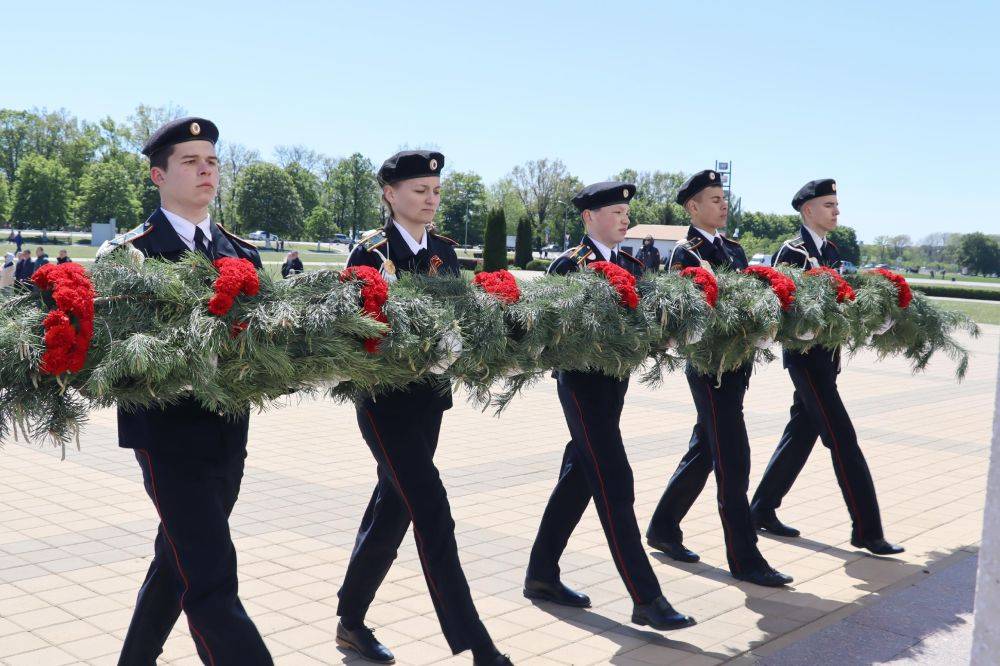 Яркое солнце, чистое небо, цветы, флаги, песни о войне и звук метронома, отсчитывающего секунды - а на самом деле – десятилетия