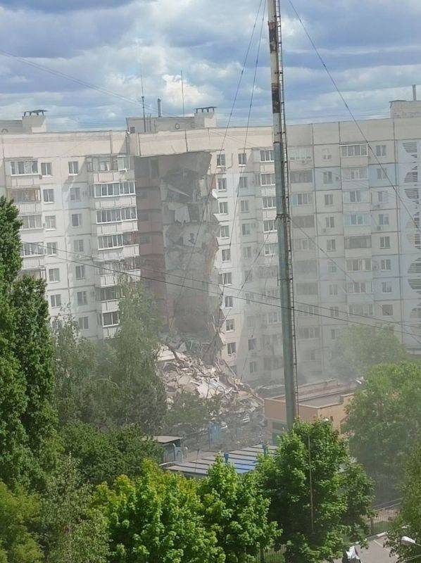 Подъезд в многоэтажке обрушился в Белгороде, на место направлены службы