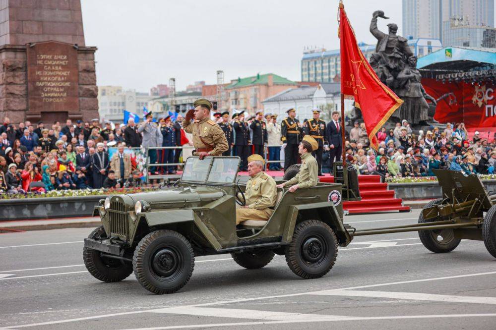 Главное к этому часу:. В России отмечается 79-я годовщина Победы в Великой Отечественной войне. В восточных регионах страны уже прошли военные парады