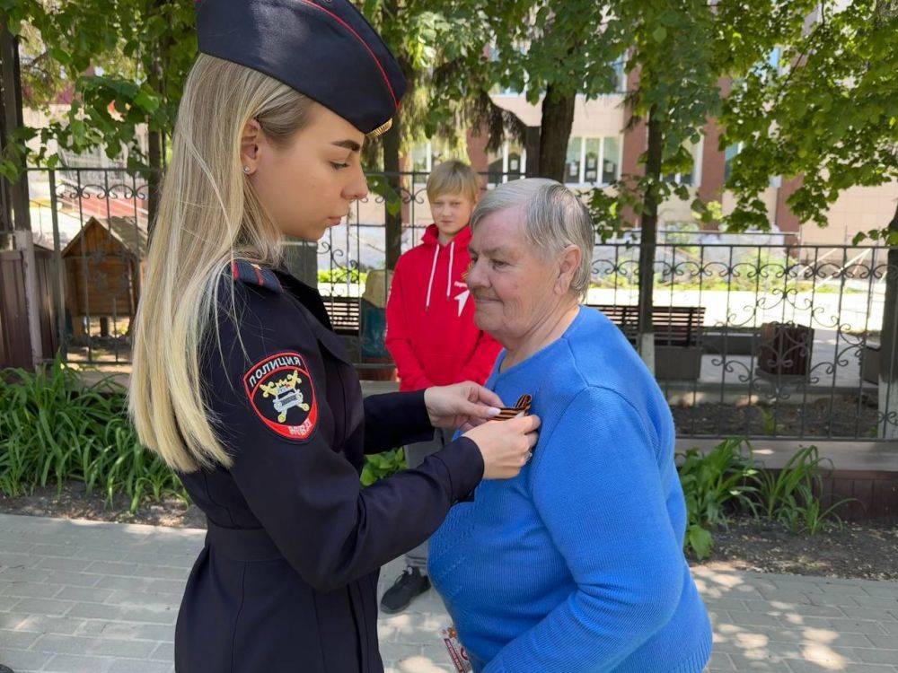 В преддверии 79-летия Великой Победы сотрудники Госавтоинспекции Валуйского городского округа совместно с волонтерами организовали праздничные мероприятия