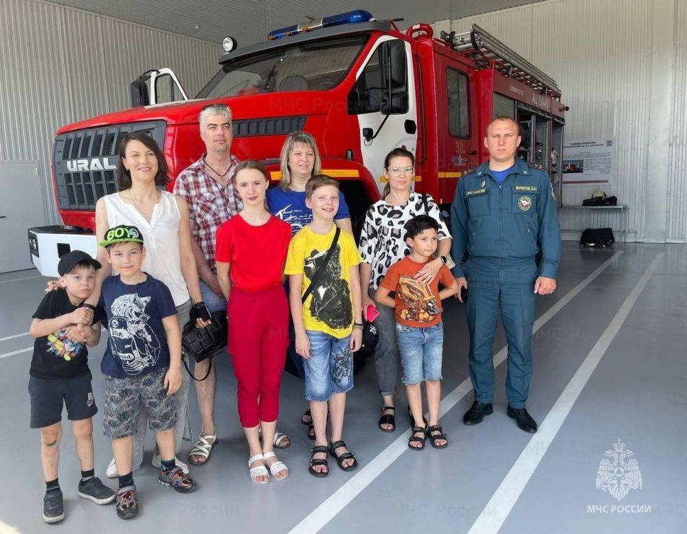 В Губкине многодетные семьи побывали на экскурсии в пожарно-спасательной части в рамках Всероссийской недели безопасности