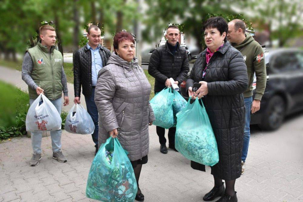 «Белгород – не сдаётся!»: депутаты облдумы передали гуманитарную помощь пострадавшим от обстрелов ВСУ белгородцам