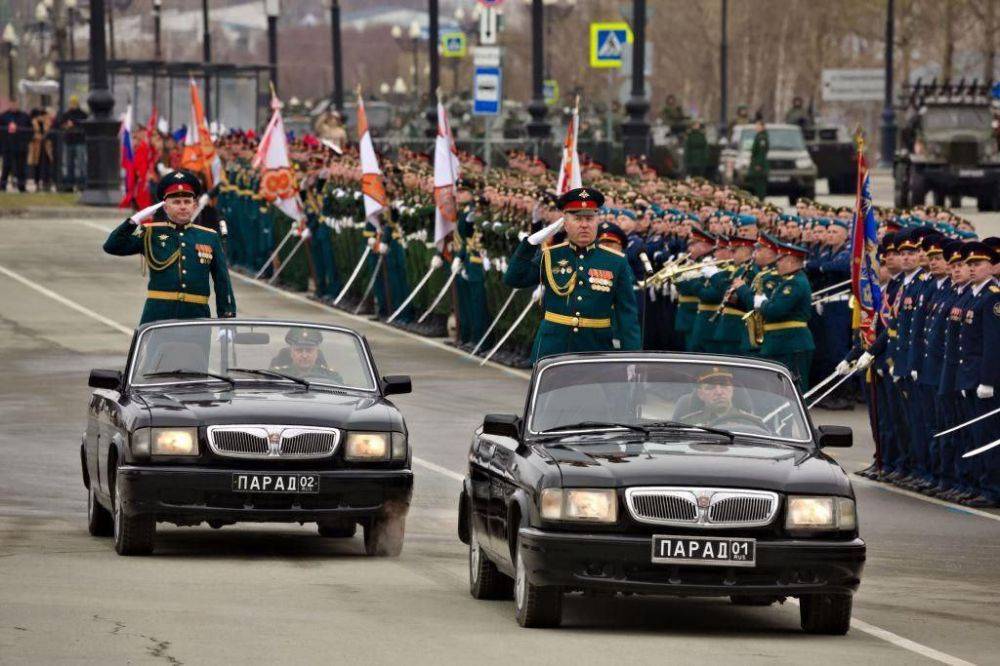 Главное к этому часу:. В России отмечается 79-я годовщина Победы в Великой Отечественной войне. В восточных регионах страны уже прошли военные парады