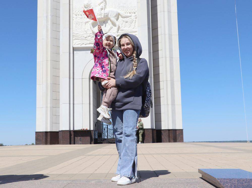 Яркое солнце, чистое небо, цветы, флаги, песни о войне и звук метронома, отсчитывающего секунды - а на самом деле – десятилетия