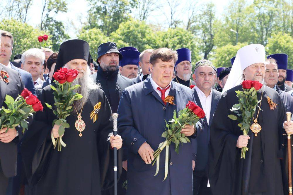 Яркое солнце, чистое небо, цветы, флаги, песни о войне и звук метронома, отсчитывающего секунды - а на самом деле – десятилетия