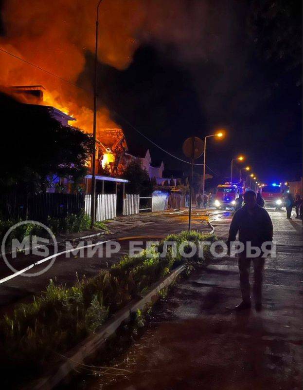 Фото пожара из-за обстрела в районе Дубового