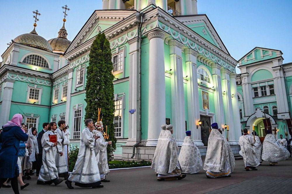 Утреннее богослужение Светлого Христова Воскресения - в нашем фоторепортаже