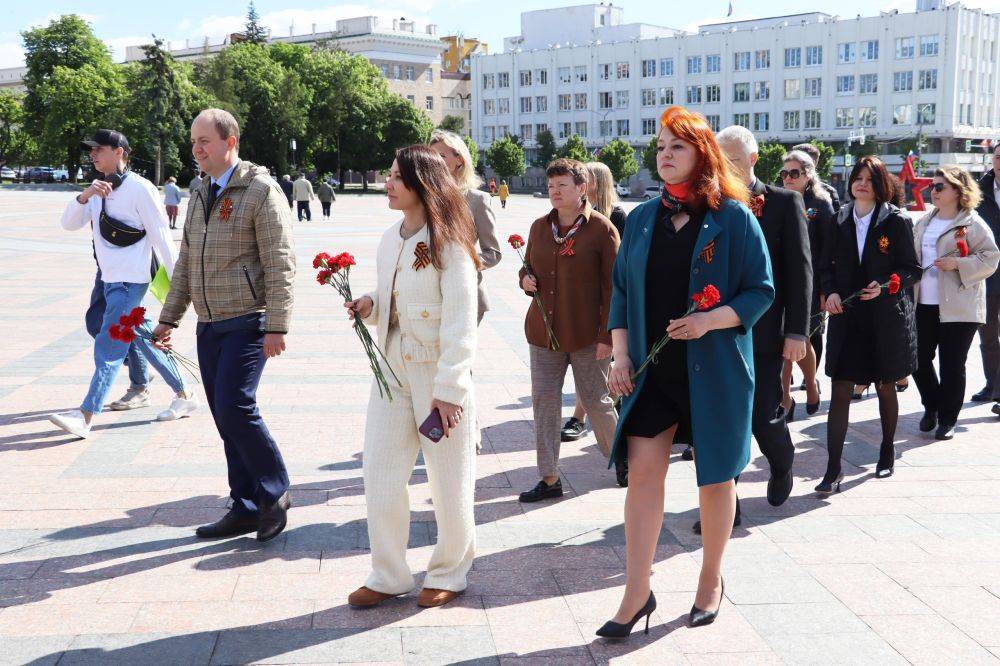 В канун Дня Победы сотрудники аппарата областной Думы почтили память героев, погибших в годы Великой Отечественной войны