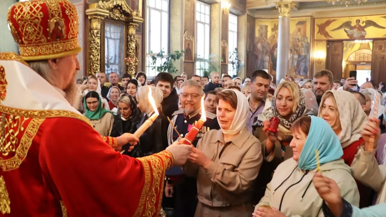 Бладгодатный огонь зажигают в храмах Белгородской области: видео10