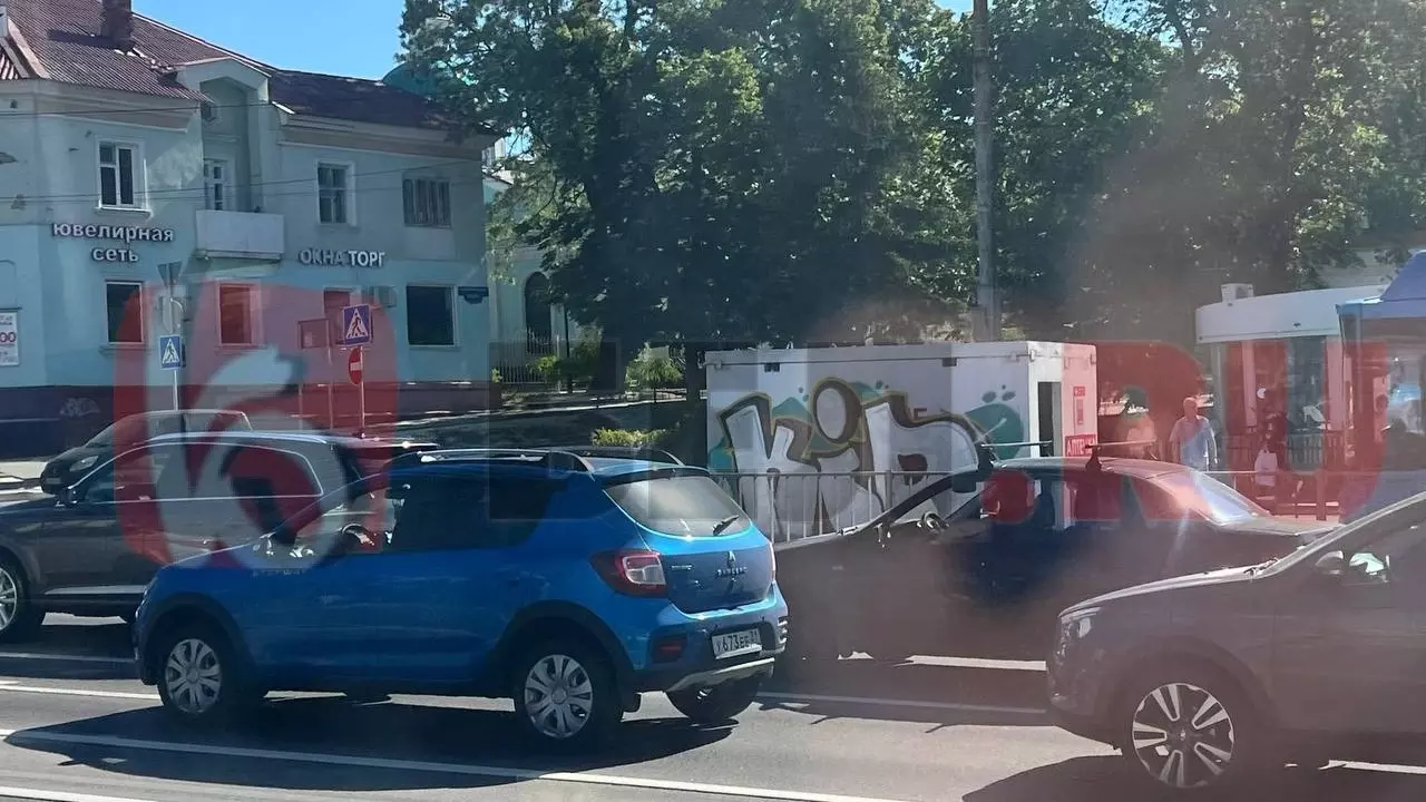 Большие граффити заметили на модульных укрытиях в Белгороде2