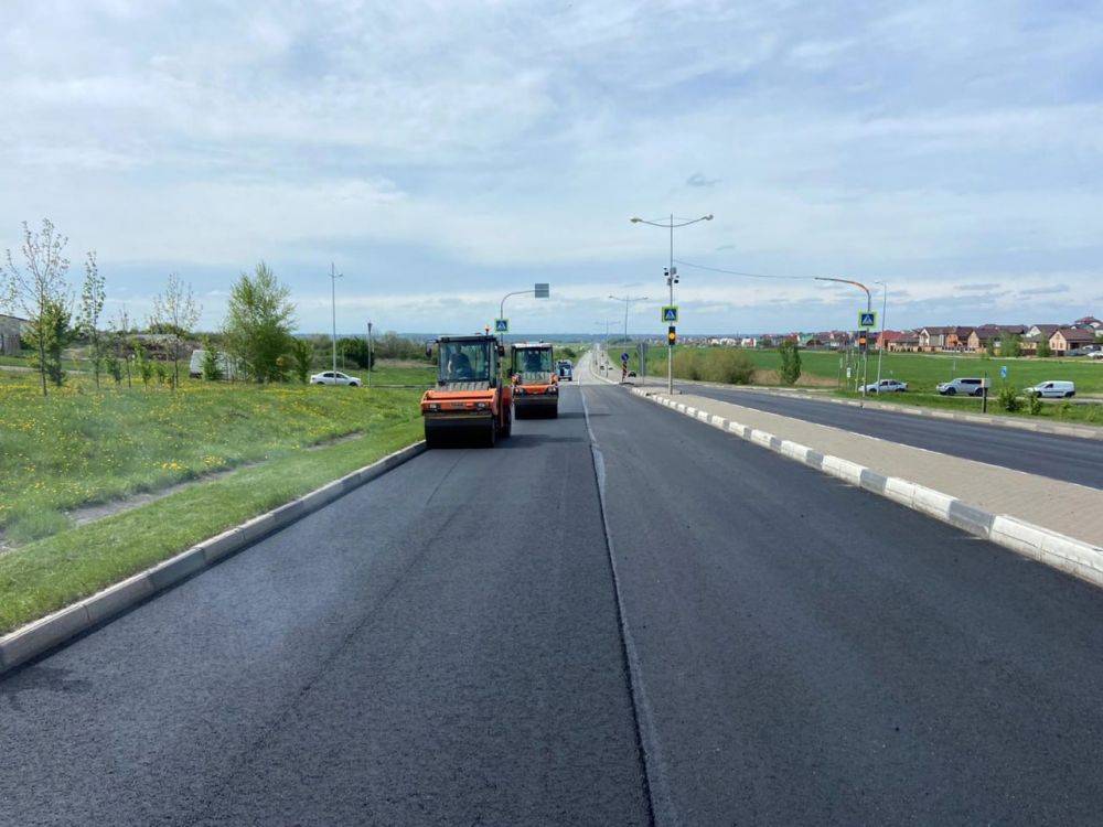 В Белгородской области на автодороге Разумное – Севрюково – Новосадовый укладывают новый асфальт