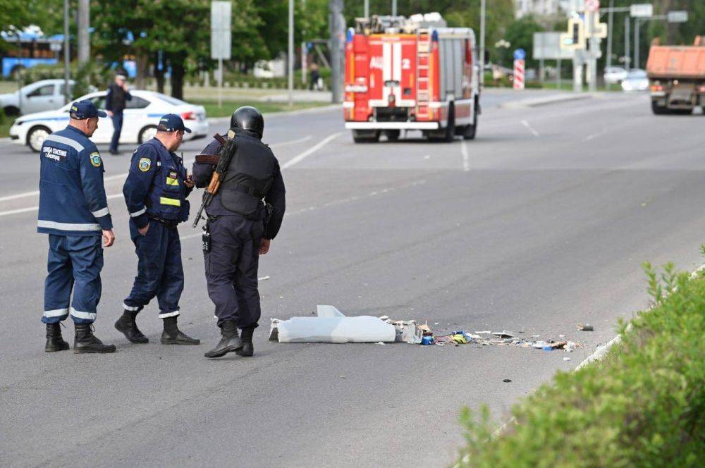 В Белгороде на проезжую часть упал один украинский дрон-камикадзе, а второй сбит ПВО в селе Пушкарное в области