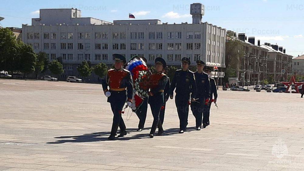 Сотрудники Главного управления МЧС России по Белгородской области возложили цветы к Вечному огню