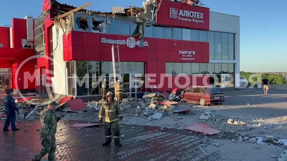 При отражении воздушной атаки ВСУ в пригороде Белгорода на крышу торгового центра упали обломки РСЗО