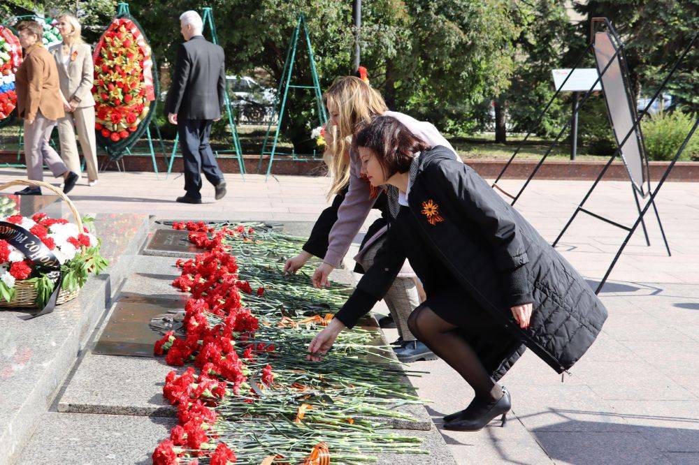 В канун Дня Победы сотрудники аппарата областной Думы почтили память героев, погибших в годы Великой Отечественной войны