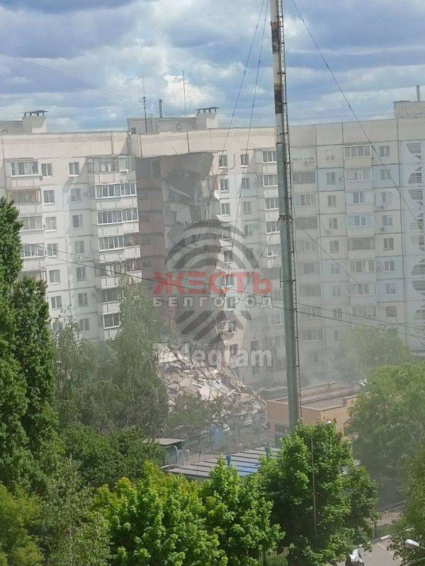 В Белгороде на улице Щорса снаряд попал в жилой дом, обрушился целый подъезд, под завалами могут быть люди