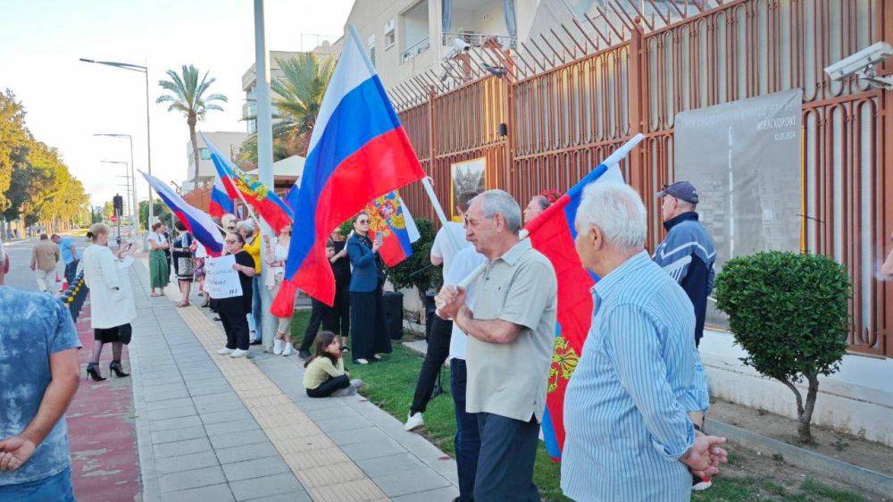 Митинг в память о погибших при теракте в Белгороде прошел в понедельник в Никосии возле здания посольства России на Кипре