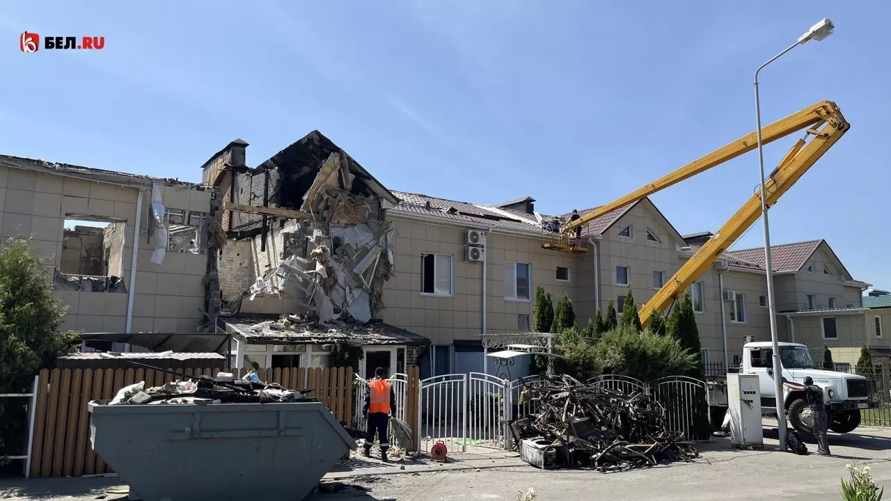 Что сейчас происходит со сгоревшим из-за обстрела домом в пригороде Белгорода?13