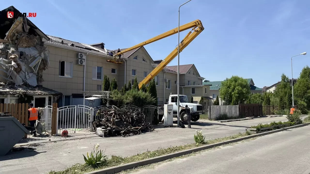 Что сейчас происходит со сгоревшим из-за обстрела домом в пригороде Белгорода?32