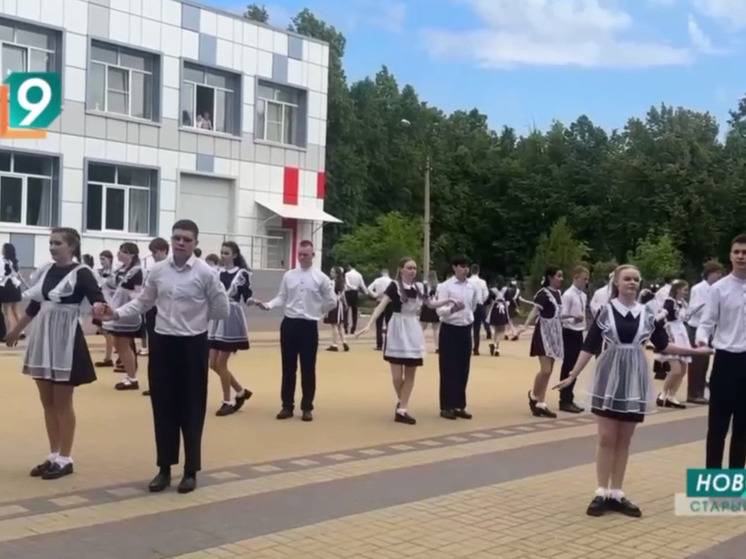 Cтарооскольские выпускники репетируют школьный вальс