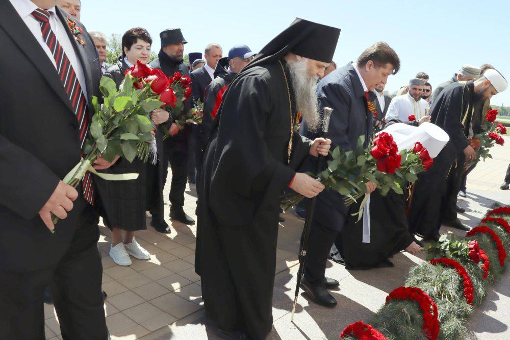 Яркое солнце, чистое небо, цветы, флаги, песни о войне и звук метронома, отсчитывающего секунды - а на самом деле – десятилетия