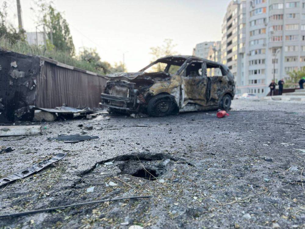 В результате воздушной атаки ВСУ на Белгород и Белгородский район есть прямые попадания в жилые многоквартирные дома и автомобили, заявил Гладков и опубликовал фото последствий обстрела