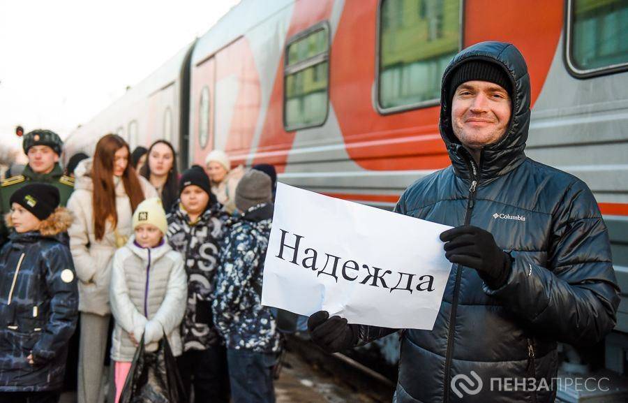 «Они все из поезда выходят сонные. Все закутанные. У кого-то игрушки под мышкой. Это так трогательно. Они такие потерянные выходят»