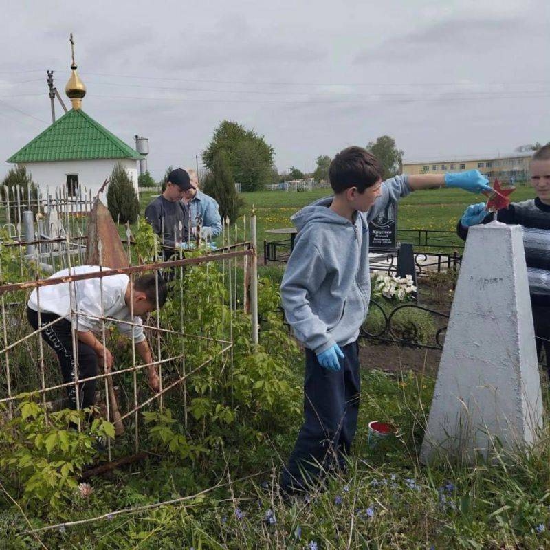 В Ракитянском районе Белгородской области проходят экологические субботники по уборке и благоустройству мемориалов и захоронений погибших героев