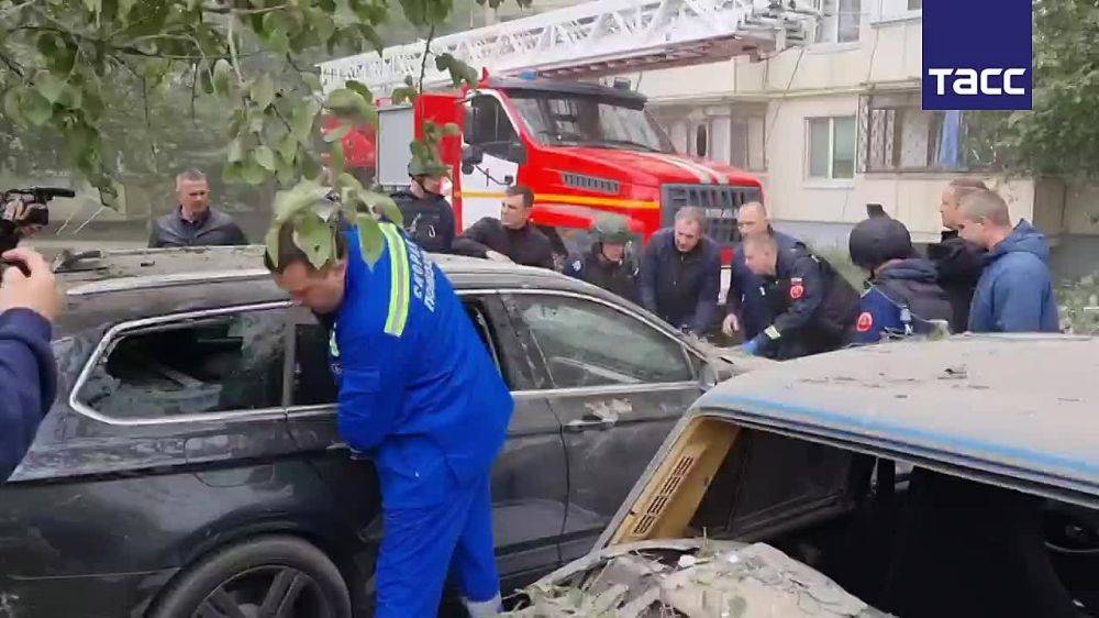 Гладков помогает разбирать завалы обрушения подъезда в Белгороде