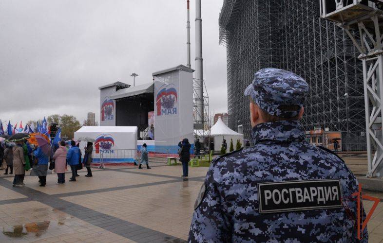 Росгвардейцы обеспечили правопорядок в День весны и труда на Урале