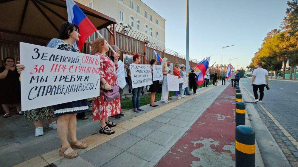 Митинг в память о погибших при теракте в Белгороде прошел в понедельник в Никосии возле здания посольства России на Кипре