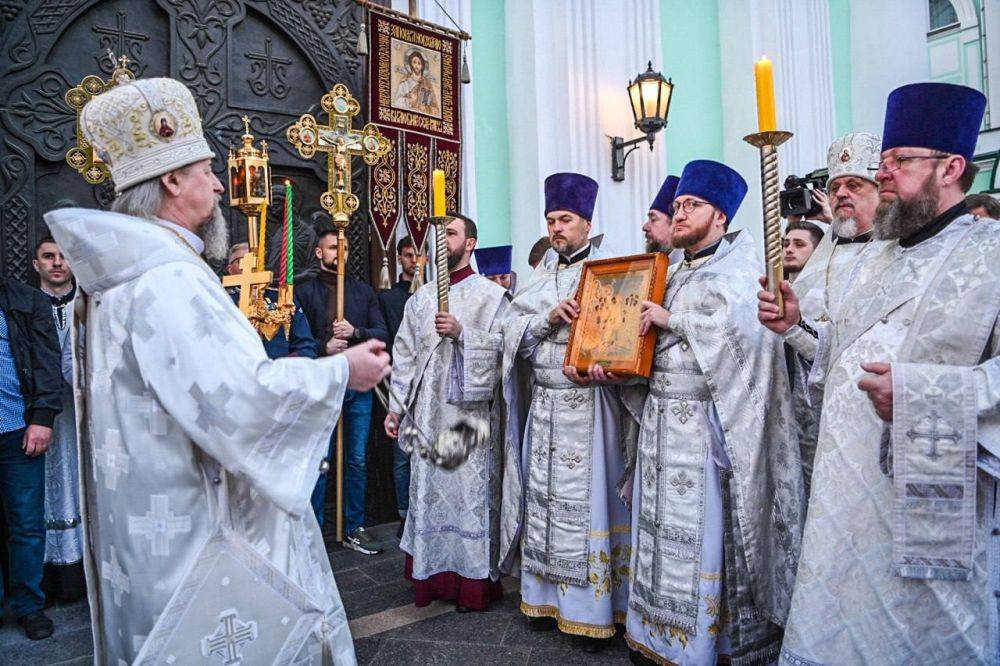 Утреннее богослужение Светлого Христова Воскресения - в нашем фоторепортаже