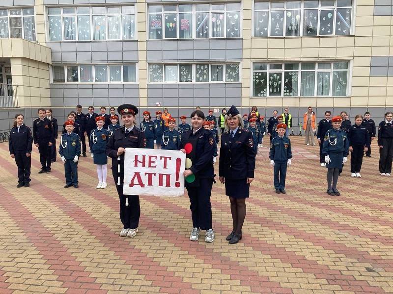 Белгородские кадеты и их родители собрали массовый флешмоб в поддержку дорожной безопасности