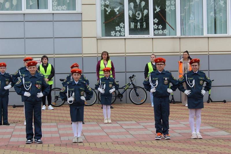 Белгородские кадеты и их родители собрали массовый флешмоб в поддержку дорожной безопасности