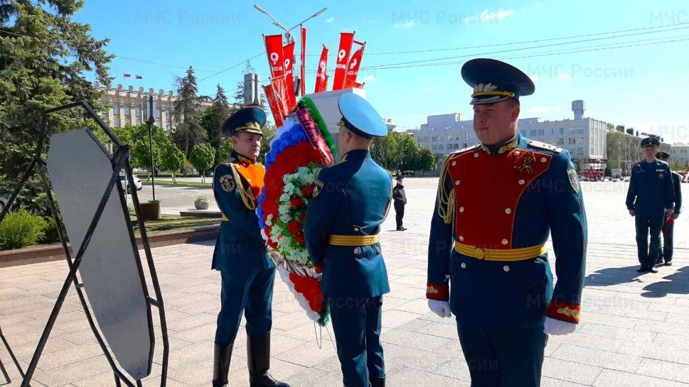 Сотрудники Главного управления МЧС России по Белгородской области возложили цветы к Вечному огню