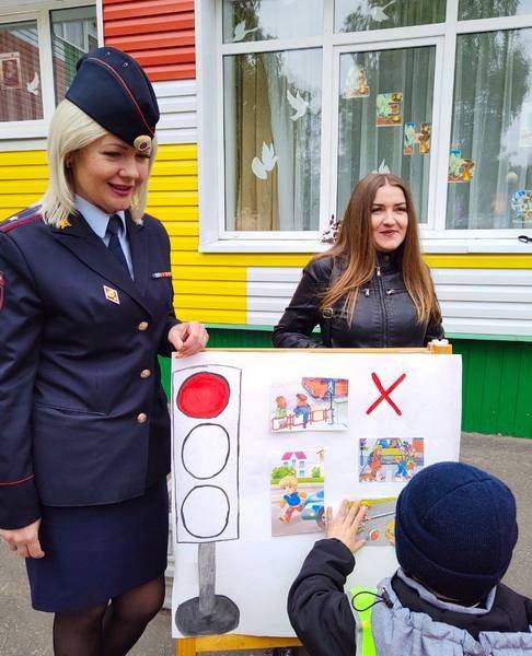 В Международный день семьи автоинспекторы организовали для дошкольников и их родителей тренинги по дорожной безопасности