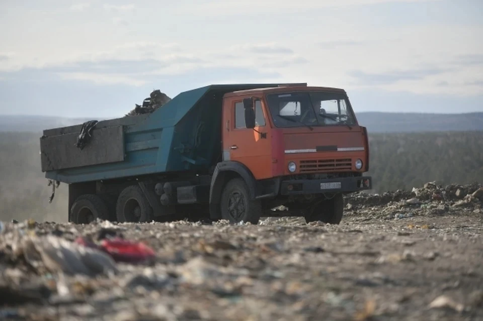 КАМАЗ загорелся после атаки дрона ВСУ на окраине Шебекино Белгородской области0