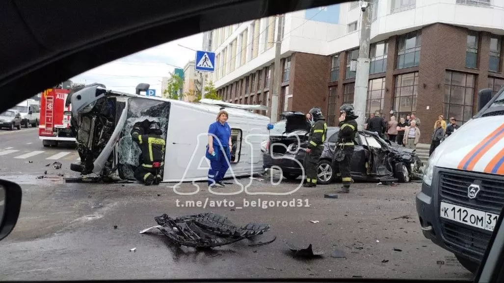 Машина скорой помощи перевернулась в аварии с легковушкой в Белгороде2