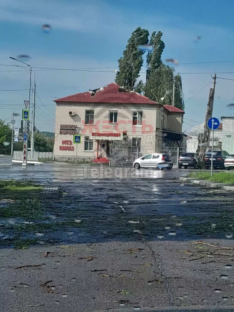 Повреждены провода и шесть автомобилей: Белгород накрыл штормовой ветер5