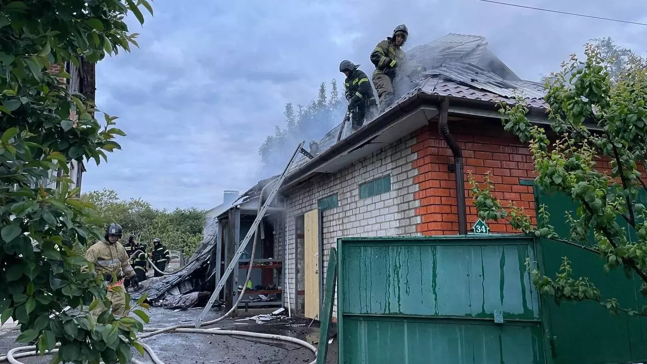 Прямое попадание снаряда в дом под Белгородом: есть раненые2