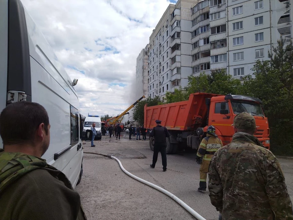 Спасатели, разбирающие завалы в разрушенном доме в Белгороде, в третий раз переместились в укрытия0