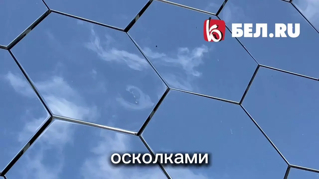 Спасательную вышку посекло осколками снарядов на пляже «Берега» в Белгороде0