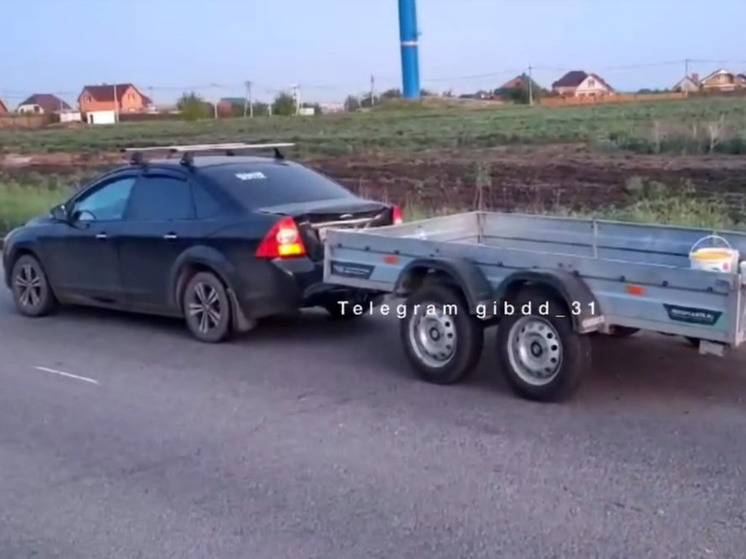 В Белгороде «Ниссан» наехал на «Форд» в составе с прицепом