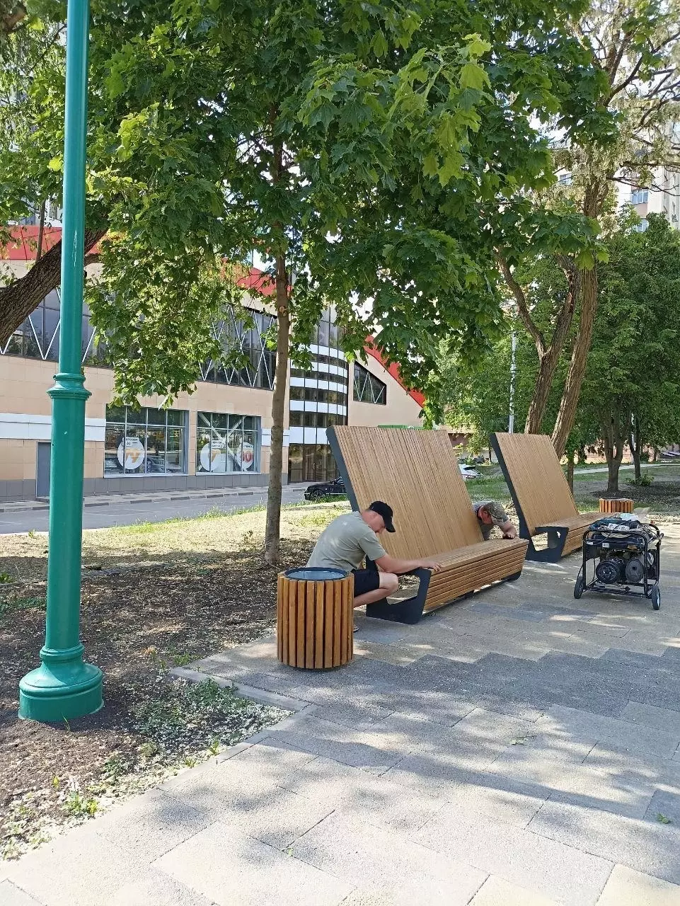 В Центральном парке Белгорода появились необычные «скамейки-переростки»3