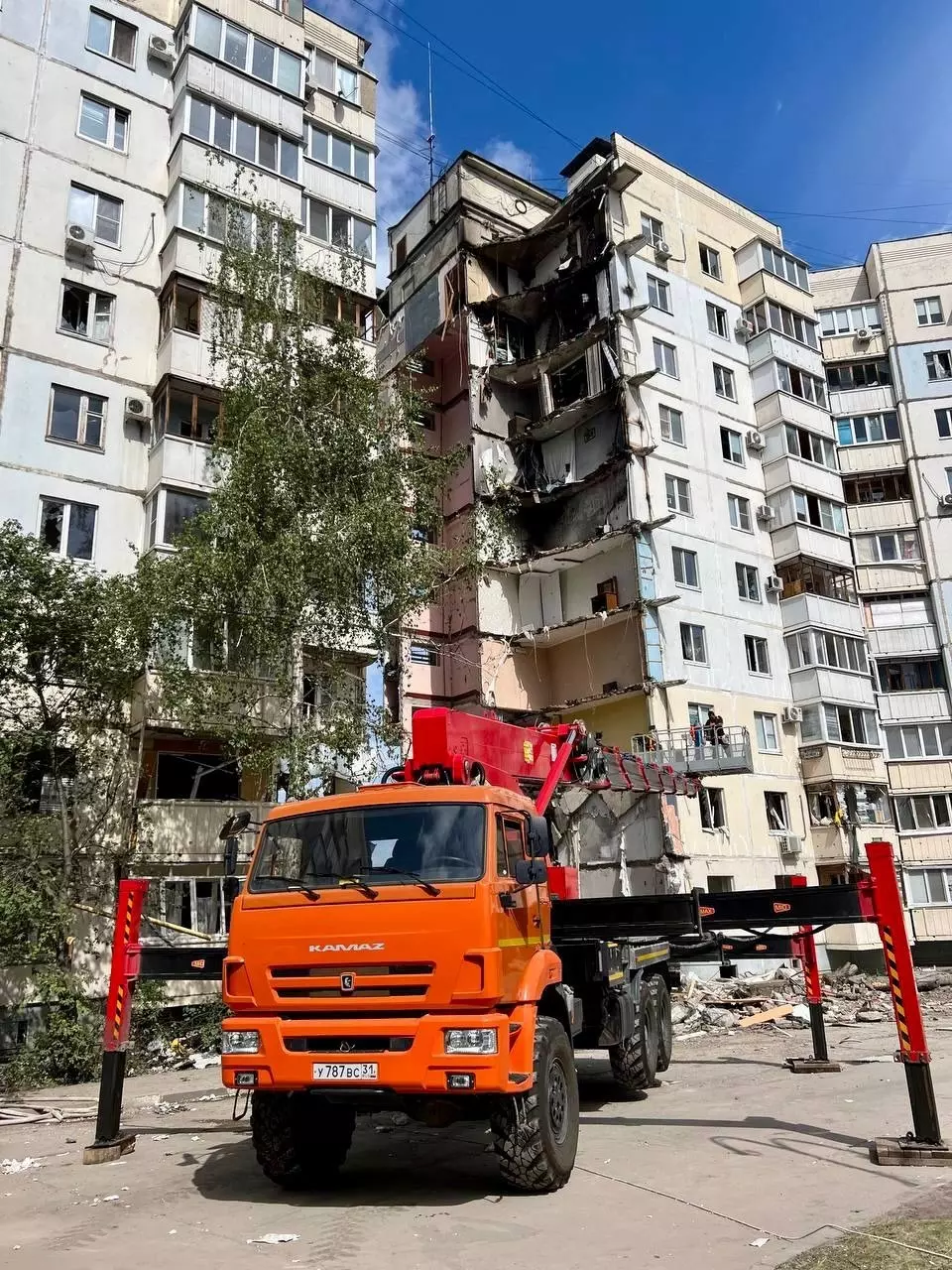 В доме на Щорса белгородцы забирают вещи, а в уцелевших подъездах идёт замер окон13