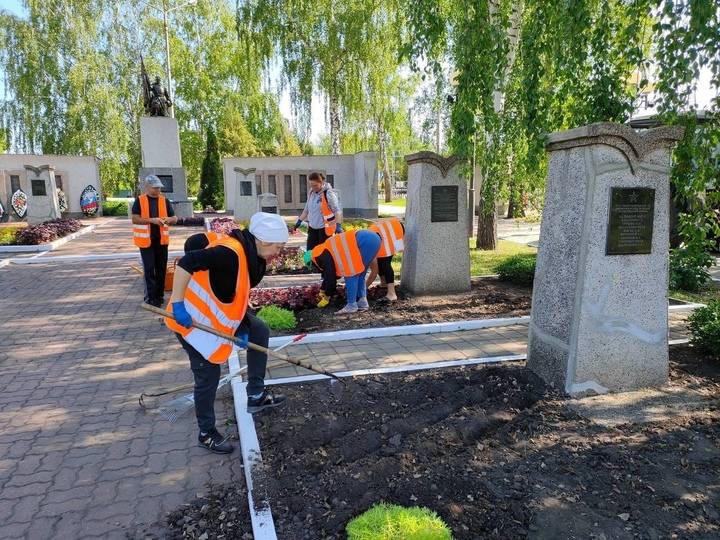 В Грайвороне у мемориального комплекса и памятника воинам-землякам высадили цветы1