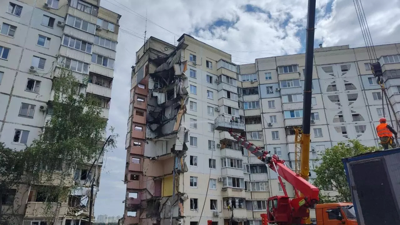 В МКД в Белгороде, в котором ранее обрушился подъезд из-за обстрела, произошёл пожар9