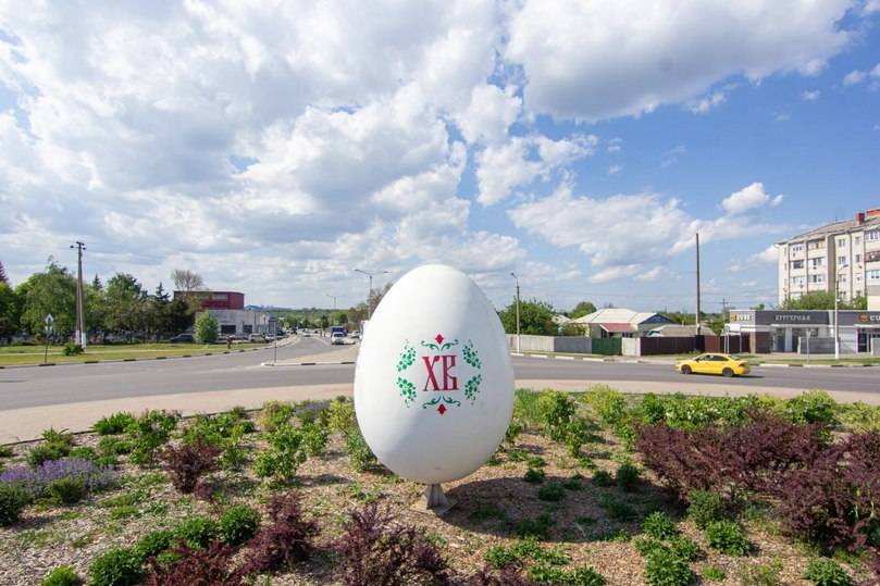 В преддверии Пасхи на въезде в Разумное украсили трехметровое яйцо6