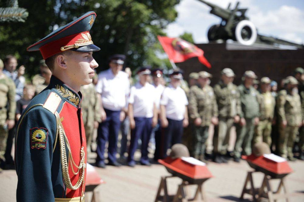 Вячеслав Гладков в День памяти и скорби принял участие в церемонии перезахоронения останков 220 советских солдат, обнаруженных членами поисковых организаций Белгородской области